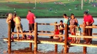 Pier está danificado no lago do Parque das Nações e leitor considera inseguro para quem passeia por ali. Foto: Repórter News