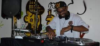 DJ paulista usa vinil para &#039;discotecar&#039; em festa em Campo Grande. 
