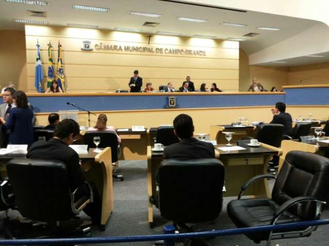 C&acirc;mara doa nove &aacute;reas, mas veta uso de terreno para empr&eacute;stimo