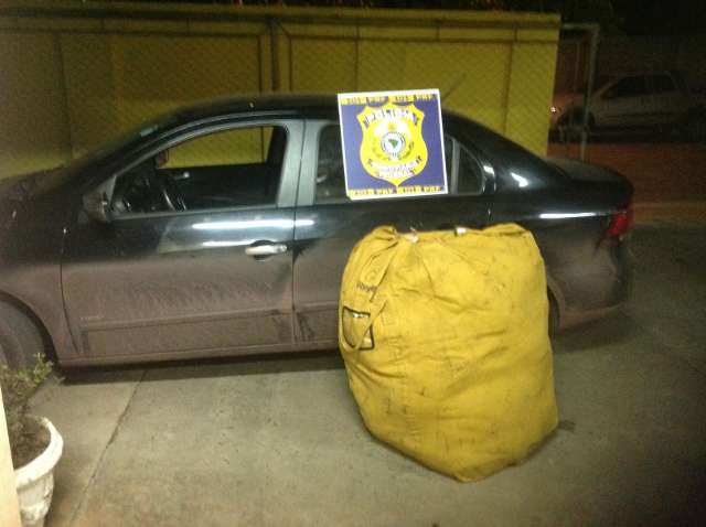 PRF apreende carro com mercadoria contrabandeada do Paraguai