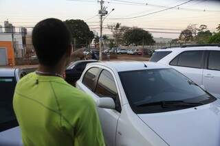 O personal mostra que o estacionamento deixa o carro dos alunos mais seguros (Foto: Cleber Gellio)