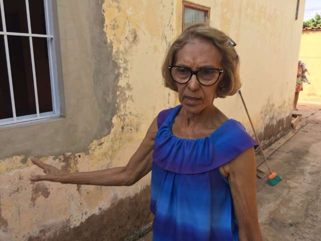 Depois do clar&atilde;o no c&eacute;u, &#039;explos&atilde;o&#039; de telhas assusta moradora