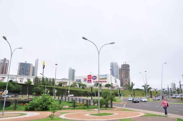 Dia come&ccedil;a com neblina, tempo ameno e previs&atilde;o de chuva na Capital 