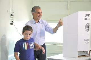 Azambuja votou acompanhado do neto na manhã de hoje (Foto:Marcelo Calazans)