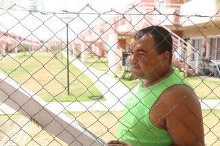 Jonas da Silva Ovando, um dos primeiros moradores no condomínio Aroeira, conta que teve problema de infiltração em seu apartamento (Foto: Fernando Antunes)