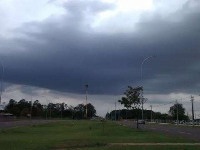 Depois de manh&atilde; quente, chove forte em v&aacute;rios bairros de Campo Grande