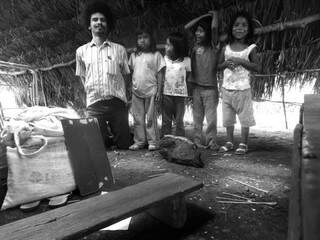Paulo com as crianças em Aral Moreira.