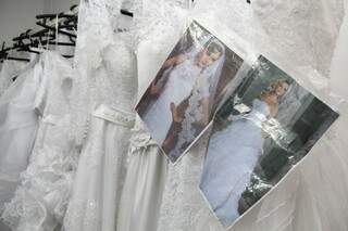 Na loja Anel de Noiva, vestidos têm recorte de revista afixados no plástico, para mostrar o caimento. (Foto: Marcos Ermínio)