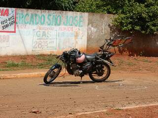 A moto ficou parcialmente destruída. (Fotos: Pedro Peralta)
