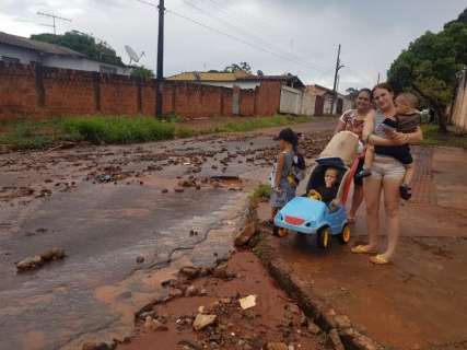 Enxurrada arrasta pedras e duplica problema em ruas do Nova Lima 
