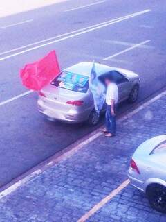 Há uma semana o carro fica estacionado no mesmo local, atrapalhando o trânsito. (Foto: Repórter News)