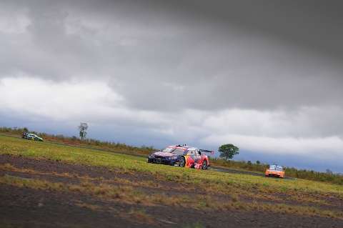 Com pista molhada, Daniel Serra é o melhor em treino livre da Stock Car 