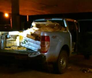 Quase uma tonelada de maconha foi encontrada em caminhonete Ranger; condutor fugiu (Foto: Divulgação/PRF)