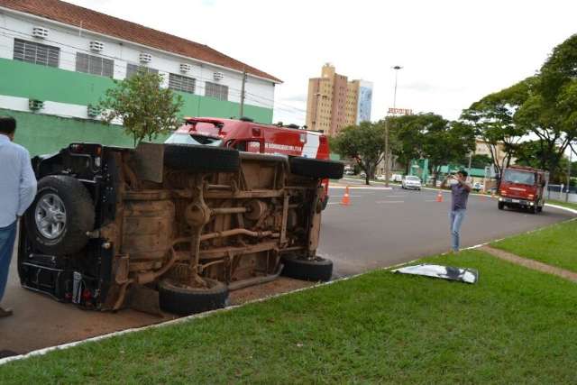 Acad&ecirc;mico &eacute; &quot;fechado&quot; por &ocirc;nibus e capota Land Rover na Afonso Pena