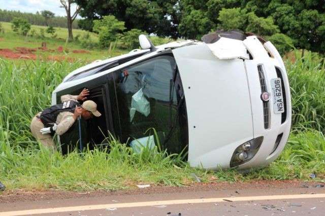 Carro capota e quatro pessoas ficam feridas na MS-276 pr&oacute;ximo a Bataypor&atilde;