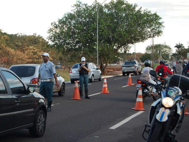  Blitze em dois bairros aplicam 55 multas e apreendem 26 ve&iacute;culos