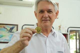 Luiz Manzolin com a representação da moeda física. (Foto: André Bittar)