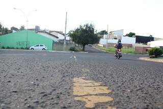 Várias ruas de Campo Grande não possuem sinalização horizontal e vertical (Foto: Marcos Ermínio)