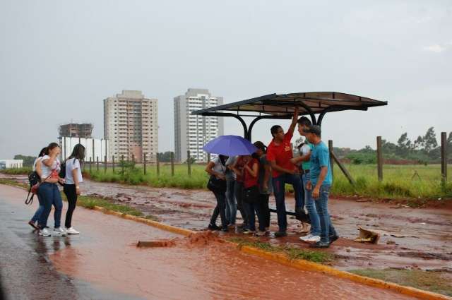 Chuva forte causa alagamentos e falta de energia em v&aacute;rios bairros