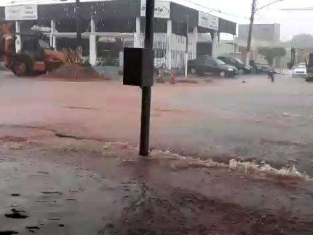 Com ventos de 46km/h, temporal alagou com&eacute;rcios na Bandeirantes