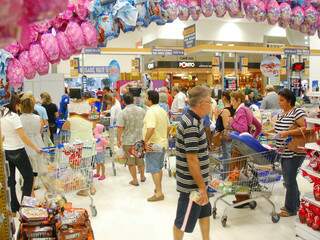 Supermercados estão autorizados a funcionar em horário normal nesta sexta-feira