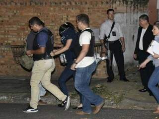 Policiais conduzem estudante paraguaia presa por ajudar na fuga de brasileiros (Foto: ABC Color)
