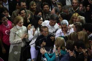 Emocionado, governador foi amparado pela primeira-dama Beth Puccinelli (Foto: Marcos Ermínio)