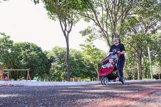 Ana Lúcia, que passeia com neta Mariana, é entusiasta dos piqueniques no parque. (Foto: Henrique Kawaminami)