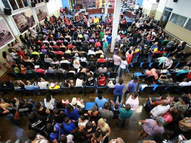 Com apita&ccedil;o na C&acirc;mara, professores tentam barrar projeto da prefeitura