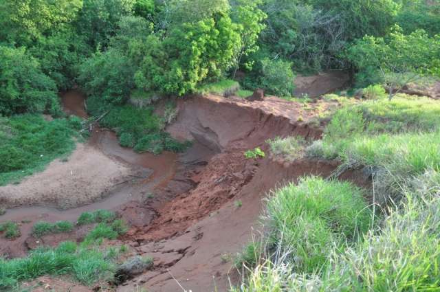 Eros&atilde;o &quot;engole&quot; lago do S&oacute;ter e avan&ccedil;a sobre cerca, pista e &aacute;rvores