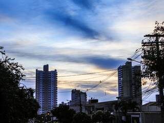 Segunda-feira amanheceu com céu nublado em Campo Grande. (Foto: Marina Pacheco)
