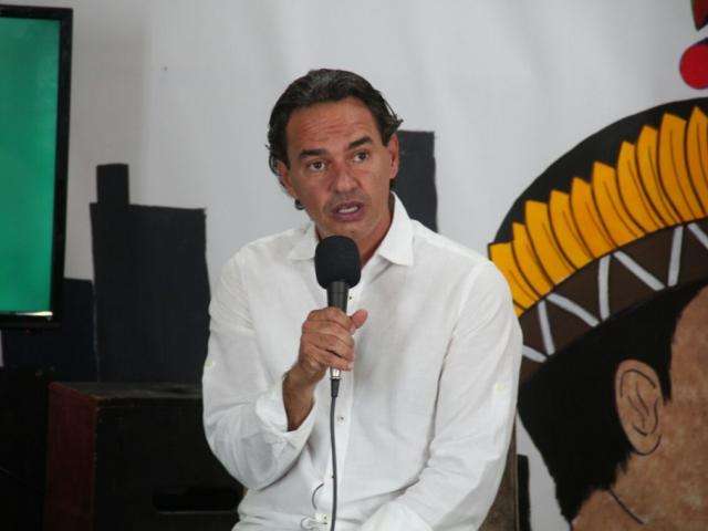Prefeito inaugura escola de futebol e vai &agrave; conven&ccedil;&atilde;o do PMDB