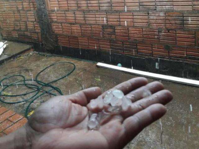 Esperada por dias, chuva chega com granizo e vira assunto da tarde