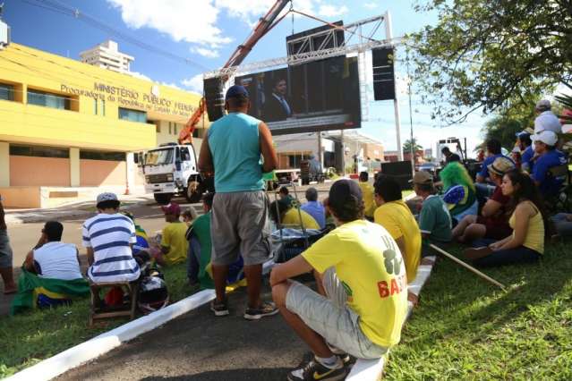 Com sol escaldante, sombra &eacute; al&iacute;vio para quem acompanha a vota&ccedil;&atilde;o