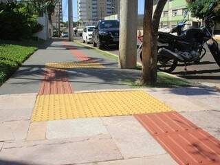 Texturas de piso tátil são utilizadas como recurso para indicar aos deficientes visuais cruzamentos e curvas nas calçadas (Foto: Marina Pacheco)