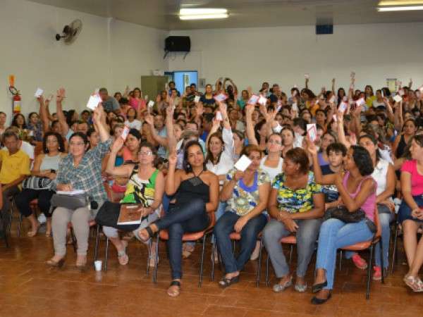 Professores de Dourados amea&ccedil;am com greve na volta do ano letivo