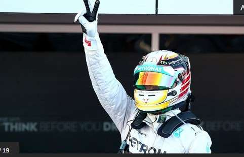 Hamilton vence em corrida marcada por homenagens a piloto acidentando