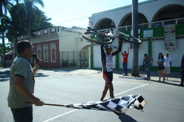 Ciclistas pedalam mais de 65 quil&ocirc;metros no Pantanal; campe&atilde;o &eacute; de Goi&aacute;s