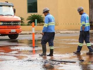 Funcionários da Águas Guariroba no local do vazamento; empresa foi acionada pela manhã