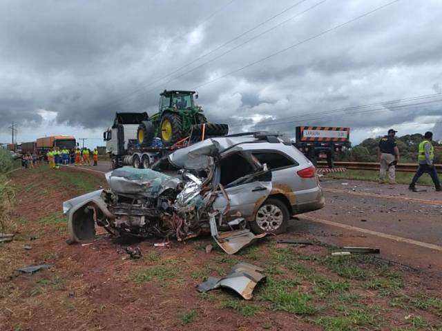 Pastor morre na hora em acidente entre Palio e carreta na BR-163