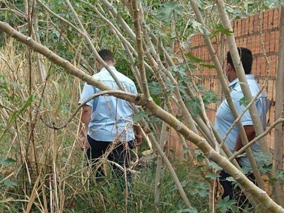 Moradores encontram corpo em decomposi&ccedil;&atilde;o em terreno baldio