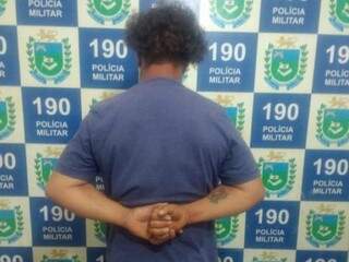 Agressor de 43 anos foi preso pela PM de Nova Andradina ao ser flagrado dando tapa na esposa. (Foto: Divulgação/PM)