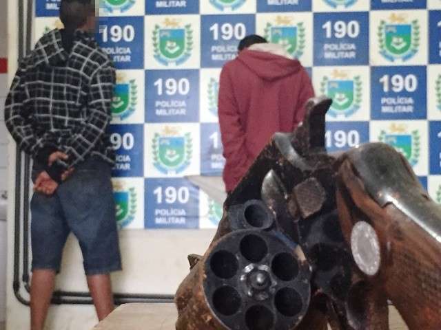 Adolescente de 15 anos com 21 passagens &eacute; preso com arma e drogas