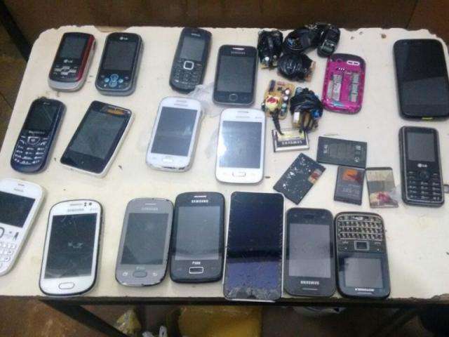 Dupla foge e deixa celulares que seriam lan&ccedil;ados para dentro de penitenci&aacute;ria