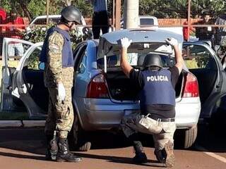 Policiais verificam carro que teria sido usado em sequestro (Foto: ABC Color)