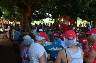 Assentados se reúnem para fazer almoço em comemoração ao dia especial (Foto: Pedro Peralta)
