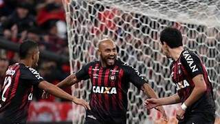 Jonathan ao centro comemorando seu gol da partida. (Foto: Foto: Albari Rosa/ Gazeta do Povo/GE)