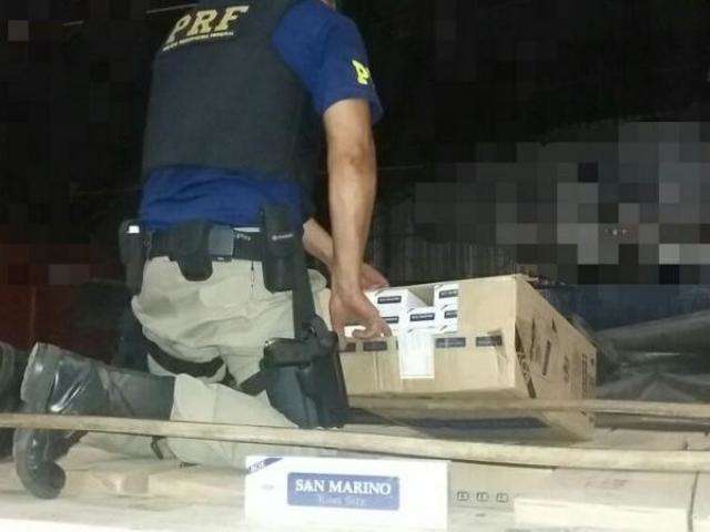 PRF apreende carreta com 45 mil pacotes de cigarros contrabandeados