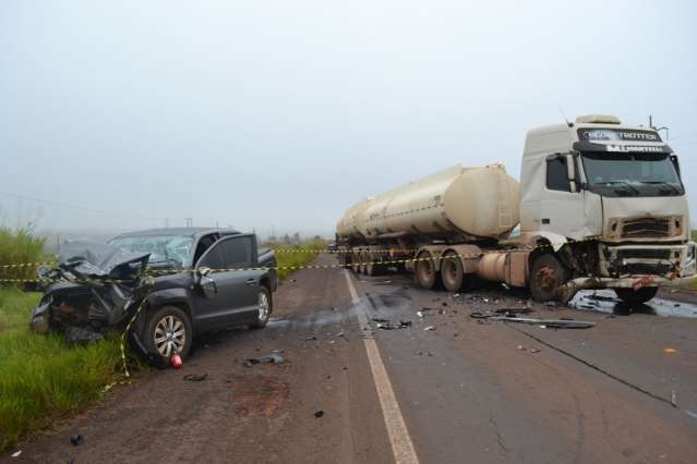 Motorista de caminhonete Amarok morre em colis&atilde;o com carreta na 262