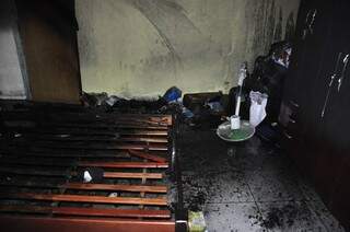 Quarto fica destruído depois que criança deixada sozinha em casa põe fogo em colchão (Foto: Arquivo)